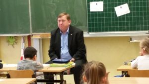 André Hahn liest in der Grundschule Pirna-Sonnenstein